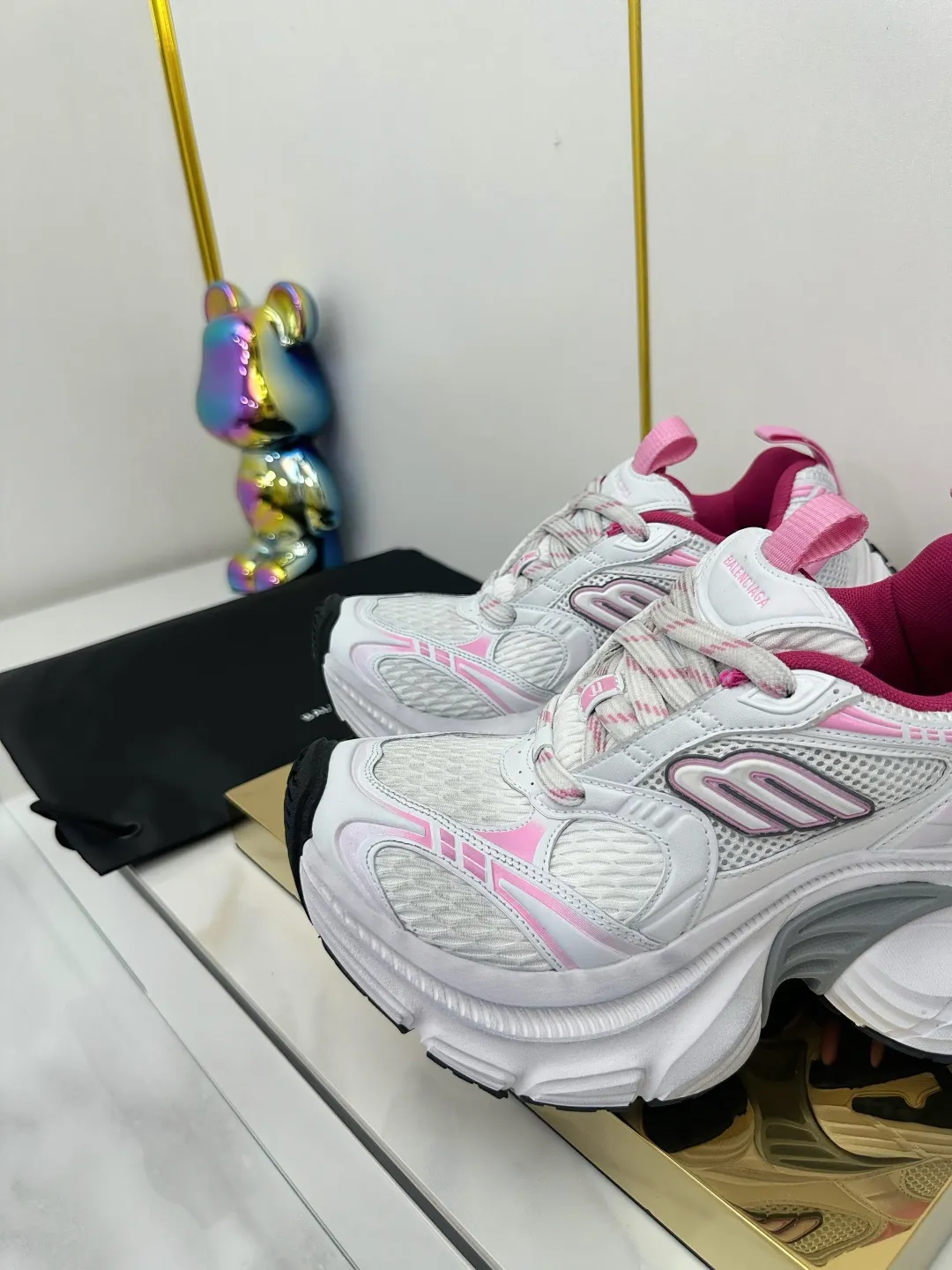👟👟Ex-factory price 680👟👟 Balenciaga Balenciaga CARGO 6XL Sneakers Round-toe lace-up Low-cut lifestyle mesh lace-up Low-cut catwalk retro Balenciaga is always at the forefront of fashion. This model has huge size and eye-catching design. It is in line with the current "" trend. It uses an all-black color scheme to create a low-key yet gorgeous effect. The 6XL size makes it a conspicuous presence in the market. Suitable for people who pursue individuality. The products released this time once again reflect their innovation capabilities. They are made of microfiber and mesh. Its avant-garde design, exaggerated volume and reflective details give it a special silhouette. It is made of mesh material, which brings good foot feel, comfortable and breathable. The appearance still adopts the classic shape. The shoe body is fashionable and easy to wear. Item No.: 815859 W2MV2 1012 Size: 35-46